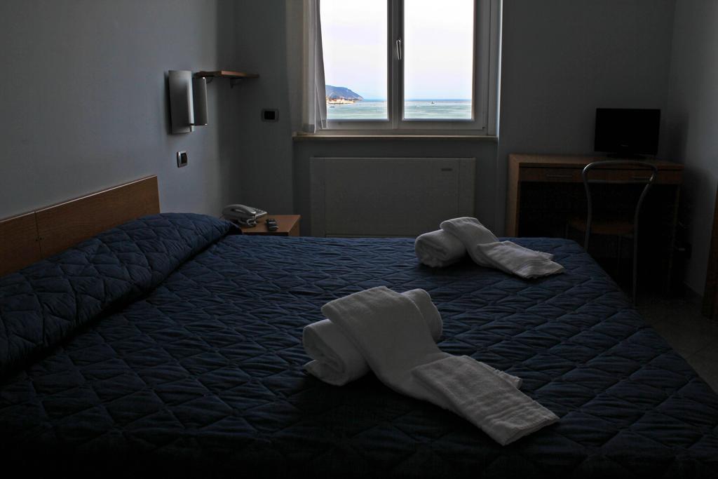 Hh Il Gabbiano Hotel La Spezia Ruang foto